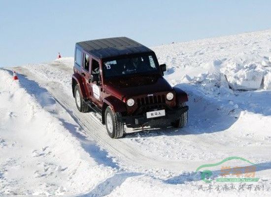 冰雪路面汽车咋上坡.jpg