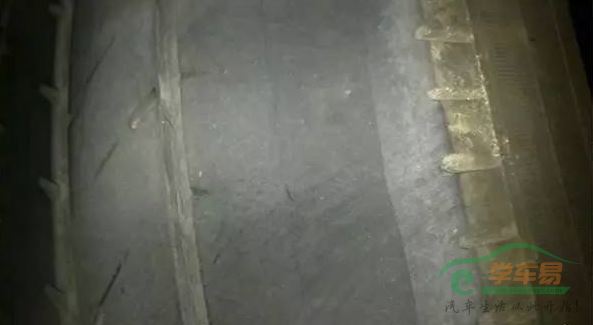 使用花纹几乎磨平的轮胎