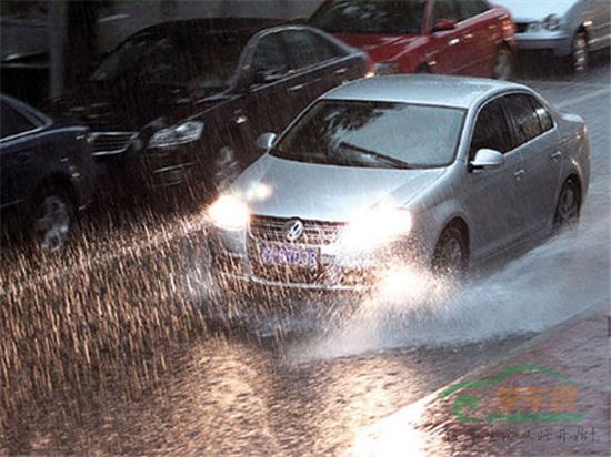 雨天路面积水怎么办 7招助你安全通过