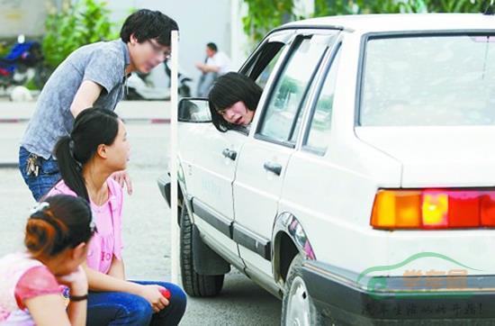 大学生学车