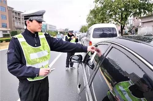 看到交警正给爱车贴条 这样做可以免除罚单