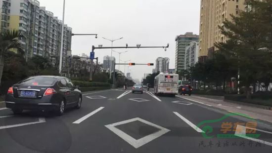 菱形标是斑马线的预告标志，意思是前方有斑马线