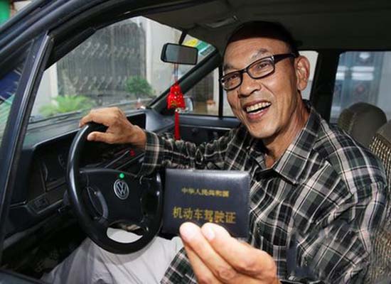 西安69岁老人3个月拿到驾照 因高龄曾被驾校拒绝