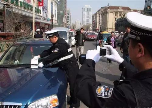 看到交警正给爱车贴条 这样做可以免除罚单