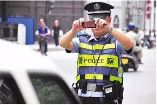看到交警正给爱车贴条 这样做可以免除罚单