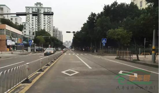 因为车辆直行的速度快，菱形标志设置的远一些，一般会设置两个