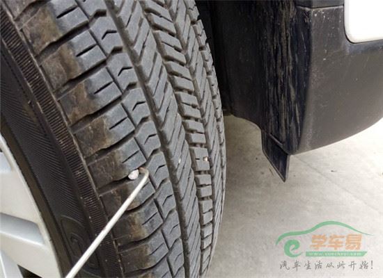 汽车轮胎缝隙的小石子需要清理吗