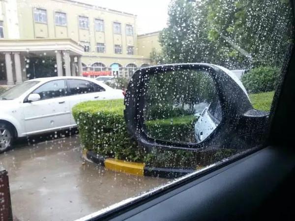 解决新手用车一大烦恼 下雨天后视镜模糊怎么办