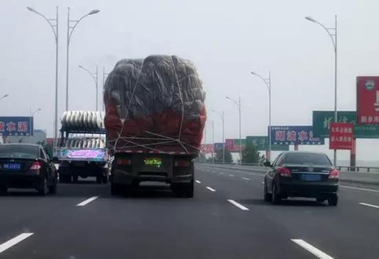 新手车主必看!面对大货车时该如何应对?
