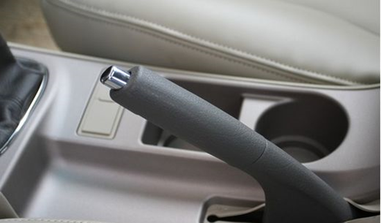 汽车手刹保养很重要 要测试手刹灵敏度