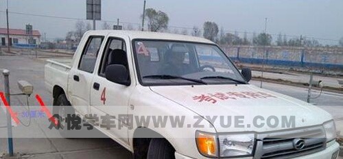 图解科目二侧方位停车技巧（皮卡）