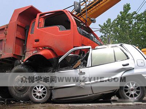 城区行驶时要避让以下七类车！