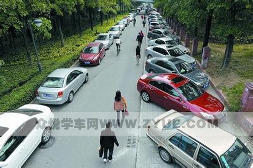 如何在狭窄紧张的路边车位停车？