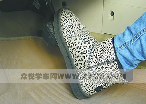 雪地靴隐患多，冬季开车“驶不得”