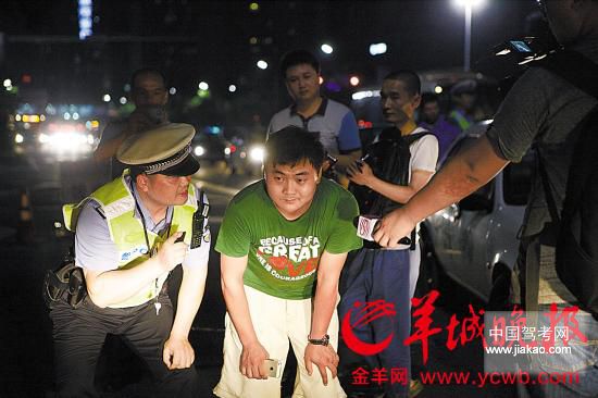 深圳交警现场惩罚违规开大灯司机