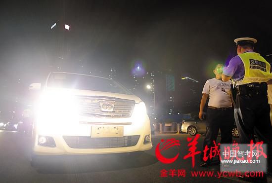 ▲深圳交警现场惩罚违规开大灯司机