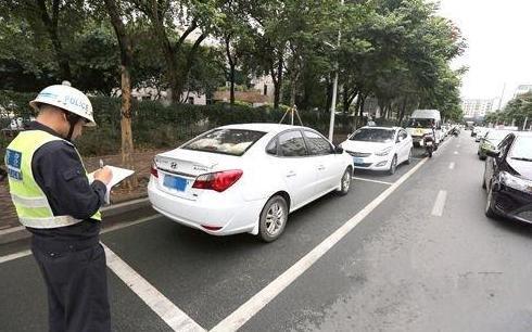 我的天啊,逆向停车也算违章!这里有图有真相