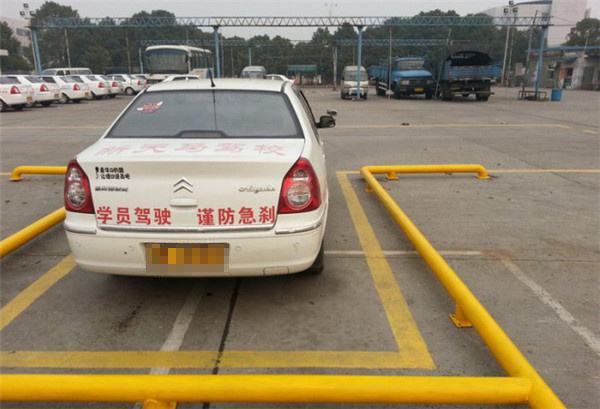 科目二倒车入库到你难不难？看完你就明白了