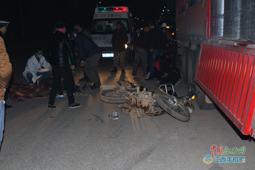 抚州:无证驾驶摩托车 撞上叉车出车祸