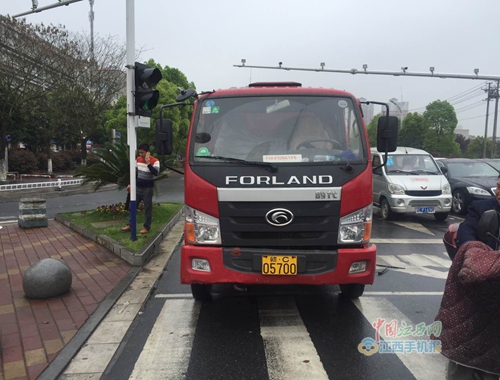 宜春:黄牌货车高峰时段闯入中心城区 罚款200元 扣2分(图)