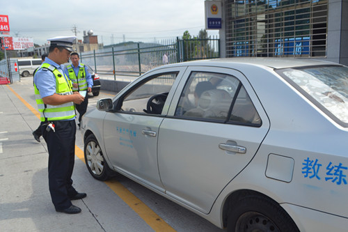 实习驾驶员无教练证竟指导学员开车