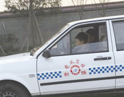 9岁娃驾教练车上路 别让孩子在车上干这9件事