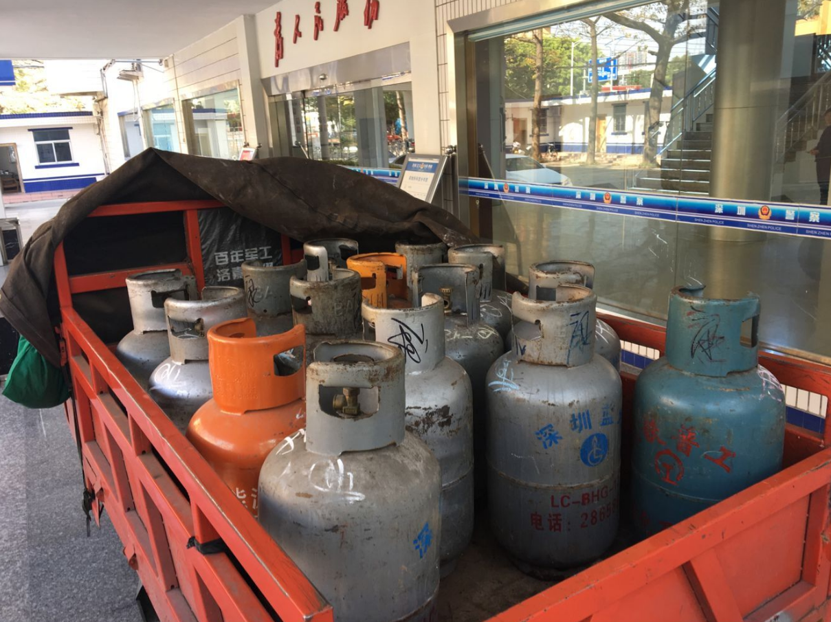 三轮摩托车上装载易燃易爆危险物品(煤气)15公斤重瓶煤气15瓶,5公斤重