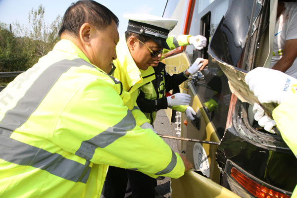 沈吉高速吉林方向32km处发生三车连撞追尾事故,其中一辆大型客运车