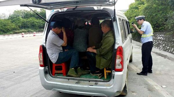 g60沪昆高速上一面包车核载6人塞了15人