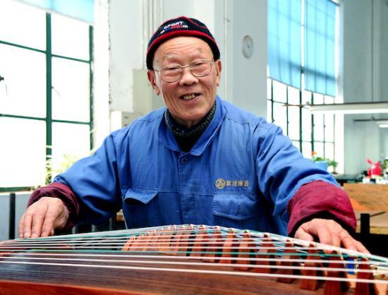 图说:"筝父"徐振高 摄影 郭新洋 13岁前,他在扬州务农,很贫困,"做什么