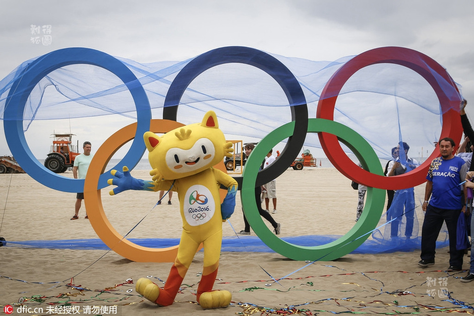 里約海灘豎起奧運五環 吉祥物亮相揭牌