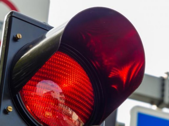 德国街头一红灯持续亮了28年 车辆只能右转