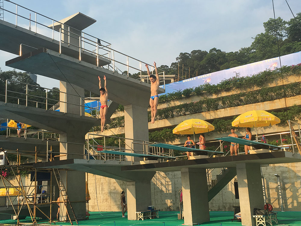 独家探营跳水队34℃外训 队员忙涂防晒霜