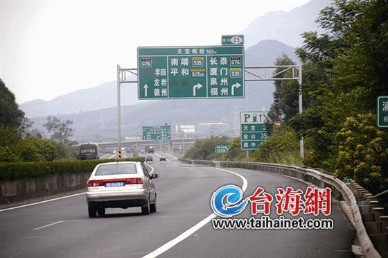 厦蓉高速天宝枢纽段事故频发"致命"路牌误人