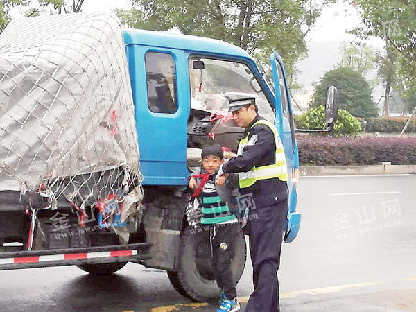 開貨車送小孩上學,安全令人憂