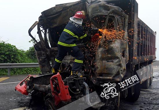 重慶涪陵一貨車疑似追尾起火 一駕駛員被困車內不幸遇難(圖)