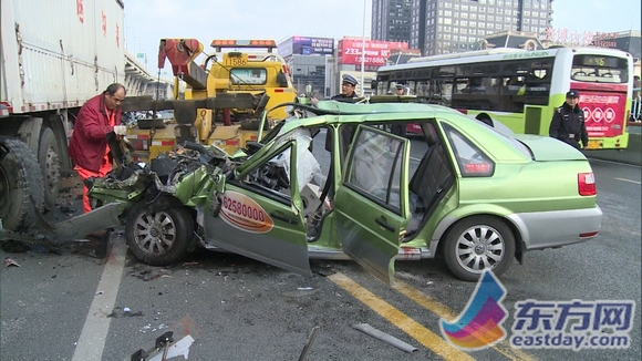 沪上一出租车撞击大货车 2人死亡1人重伤[图]
