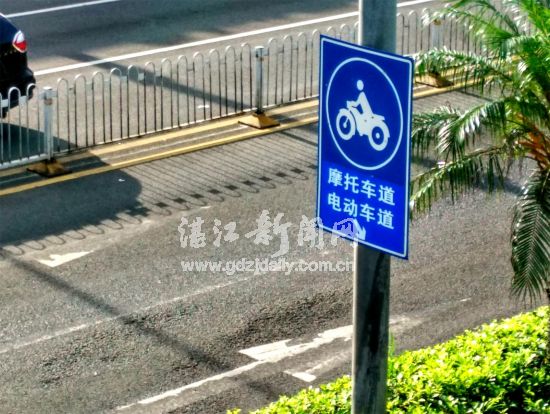 但目前市区许多的摩托车道交通标志牌依然还在