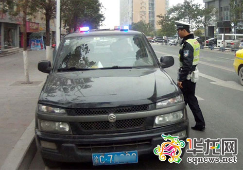 皮卡车头顶警灯"招摇过市" 交巡警当场缴获