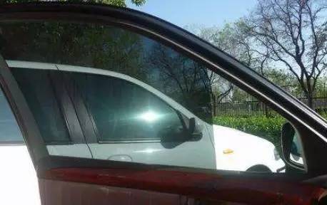汽车贴膜是贴在玻璃里面还是外面?