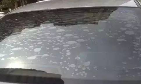 汽车贴膜是贴在玻璃里面还是外面?