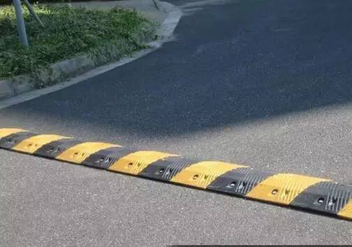 天一驾校百科:【驾驶常识】应该怎样过减速带?