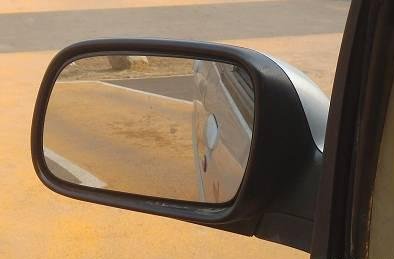 考试前要先调整座椅和后视镜,然后再适应离合器,找半联动的位置.