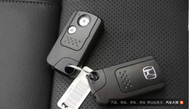 车钥匙被锁车里该怎么办?5种方法帮你解决!