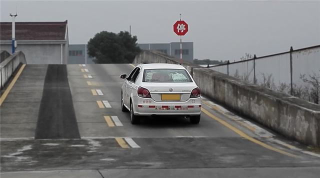 驾驶技巧:科目二进入坡停坡起项目前请控制好车速