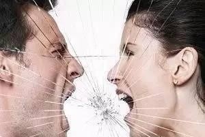 禁止停车的地方,人在车里坐几分钟也算违章?