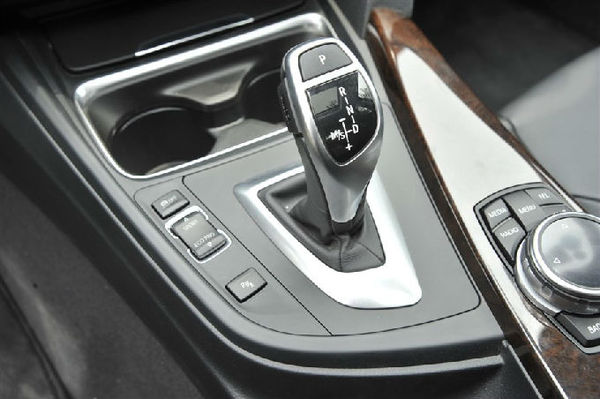 宝马3系自动挡怎么挂档