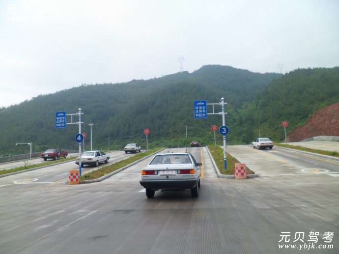 一个考场的考道再多也是有限的,一场科目二考试中,一定是多于考道的