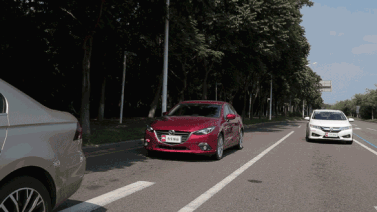 或是临近路口又改变主意的时候,于是向左转的车道车辆加塞,同时堵了一