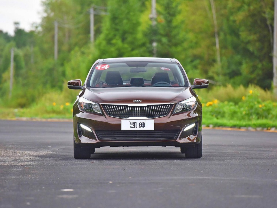 今年的成都车展上,起亚k4推出中期改款车型,而且更名为起亚凯绅,新车